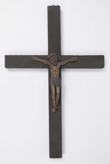 E/371/ML - Rzeźba w drewnie przedstawiająca Chrystusa Ukrzyżowanego na krzyżu sosnowym. Głowa w cierniowej koronie, schylona lekko w prawa stronę. Ciało nagie. Polichromowana, kolor brązowy. Ręce nieudolnie dorobione przez innego rzeźbiarza, z innego drewna. 