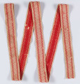 E/12133/ML - Kolorowa krajka. Na bawełnianym płótnie tkanym splotem prostym znajduje się przetykany ornament geometryczny koloru czerwonego.

