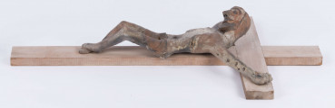 E/367/ML - Rzeźba w glinie przedstawiająca Chrystusa Ukrzyżowanego. Głowa schylona lekko w prawa stronę. Ciało nagie. Nogi podkulone i przebite żelaznym gwoździem. Glina wypalona.