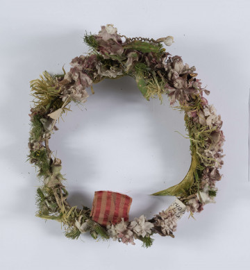E/540/ML - Ubiór głowy kobiecy w formie wianka wykonany z różnokolorowych kwiatów z płótna oraz zielonych listków. Całość umocowana na drucie.

