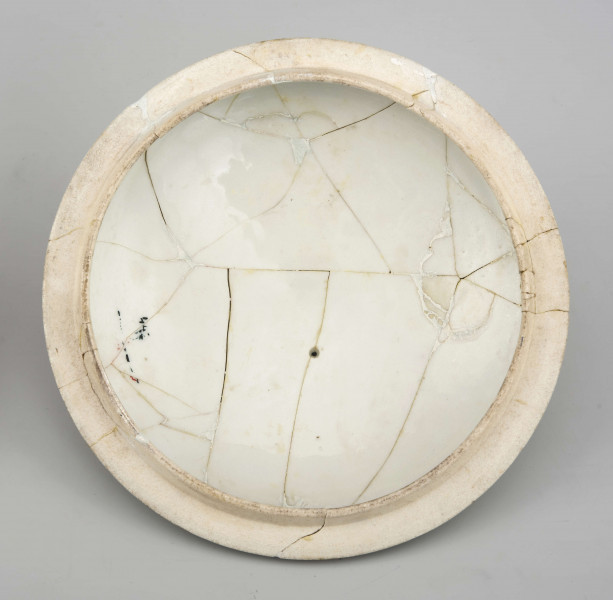 Naczynie stożkowate z uchwytem w postaci szerokiej rurki (służącym do zamocowania drewnianej rączki), pokrywa kopulasta z uchwytem w kształcie rozkwitłej korony kwiatowej. Krawędzie obwiedzione czarnymi paskami, czernią podkreślony modelunek uchwytu. Spód nieszkliwiony.
 