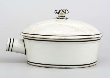 Naczynie stożkowate z uchwytem w postaci szerokiej rurki (służącym do zamocowania drewnianej rączki), pokrywa kopulasta z uchwytem w kształcie rozkwitłej korony kwiatowej. Krawędzie obwiedzione czarnymi paskami, czernią podkreślony modelunek uchwytu. Spód nieszkliwiony.
 