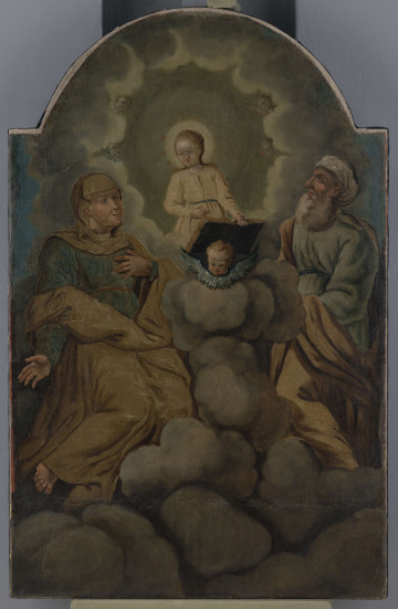 E/16798/ML - Pośród obłoków ukazana jest Maryja jako dziewczynka oraz jej rodzice, Św. Anna i Św. Joachim. W centrum, w wieńcu chmur, otoczona przez 4 cherubiny znajduje się Maryja. Spogląda ku górze, jej głowę otacza poświata. Ubrana jest w bladoróżową sukienkę, przewiązaną w pasie. W lewej ręce podtrzymuje otwartą księgę, która opiera się grzbietem o głowę cherubina. Nieco niżej, po lewej stronie, klęczy św. Anna. Spogląda na Maryję, lewą dłoń przyciska do piersi, prawą ma odgiętą do tyłu. Ubrana jest w ciemnozieloną suknię, z czerwonym paskiem i jasnobrązowy płaszcz oraz chustę. Po prawej znajduje się Św. Joachim; również klęczy zwrócony ku Maryi. Ma długą siwą brodę, ubrany jest w jasnozieloną szatę spodnią, przewiązaną paskiem i jasnobrązowy płaszcz, na głowie na turban.
Pole obrazowe ma kształt stojącego prostokąta zwieńczonego łukiem nadwieszonym. Gestykulacja i pozy postaci jest ekspresyjna o barokowym charakterze. 