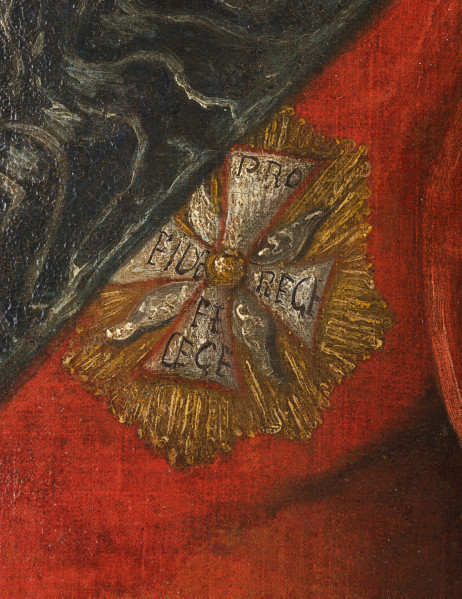 Mężczyzna w starszym wieku - Hetman Wacław Rzewuski - przedstawiony w ujęciu do bioder, w postawie stojącej, w 3/4 zwrócony w stronę prawą. Lewą rękę ma założoną na biodro, w prawej trzyma złotą buławę wysadzaną kamieniami. Ubrany w czerwony kontusz, biały żupan, przepasany ozdobnym pasem kontuszowym koloru złoto-białego, z delikatnym ornamentem kwiatowym. Na piersiach - z lewego ramienia do prawego boku - przewieszona ciemnoniebieska wstęga Orderu Orła Białego, na piersi - gwiazda tegoż orderu. Do pasa przypięta ozdobna karabela (widoczna srebrno-brązowa rękojeść). Twarz pulchna, z rumieńcem. Duże, niebieskie oczy. Łysiejący - resztki ciemnych włosów z tyłu głowy. Długa broda i wąsy. Tło oliwkowoszare. Przy lewej krawędzi płótna - fragment stylizowanego drzewa. Wśród gałęzi tarcza herbowa z koroną pięciopałkową - herb Krzywda. 