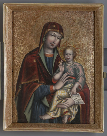 S/Mal/563/ML - Ikona przedstawia Matkę Bożą z Dzieciątkiem Jezus w typie Hodegetrii. Maryja trzyma Dzieciątko na lewym ramieniu, prawą dłonią podtrzymując jego tułów. Jej twarz jest ukazana w 3/4, lekko pochylona w stronę syna. Maryja ubrana jest w purpurowy maforion z trzema gwiazdami, ozdobiony złotą lamówką oraz błękitną suknię z czerwono-złotymi wykończeniami przy dekolcie i mankietach. Przy twarzy widoczny jest przezroczysty kekryfolos (czepiec).  Jezus siedzi swobodnie na ramieniu Maryi, prawą dłonią błogosławi, w lewej trzyma fragment zwoju z przetworzonym cyrylickim cytatem z apokalipsy „Jam jest alfa i omega i [ten] Który Jest.”
 Ma okrągłą twarz o słodkim wyrazie i jasne włosy. Ubrany jest w bogaty strój: przy samym ciele ma przezroczystą suknię (widoczne są jej rękawy i fragment przy prawej stopie); spodnia szata jest srebrzysta, ze złotym roślinnym ornamentem, od podbicia zaś purpurowa. Na wierzchu ma liliową koszulkę z purpurowym podbiciem i purpurowo-złotym paskiem. Rękawy, dekolt i rozcięcie przy dekolcie wykończone są złotą lamówką. Głowę Chrystusa otacza nimb krzyżowy z monogramem; po bokach drugi monogram. Tło jest złocone, zdobione rytym ornamentem roślinnym.
Ikona jest wzmocniona dwiema szpongami wsuwanymi jednostronnie.