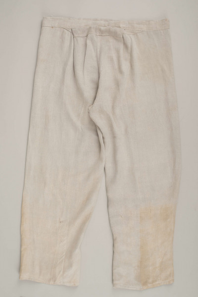 E/17371/ML - Spodnie lniane, szyte maszynowo. Pasek szer. 3,5 cm, dł. 96 cm, dł. rozporka 15 cm. Zapinane na guzik. 