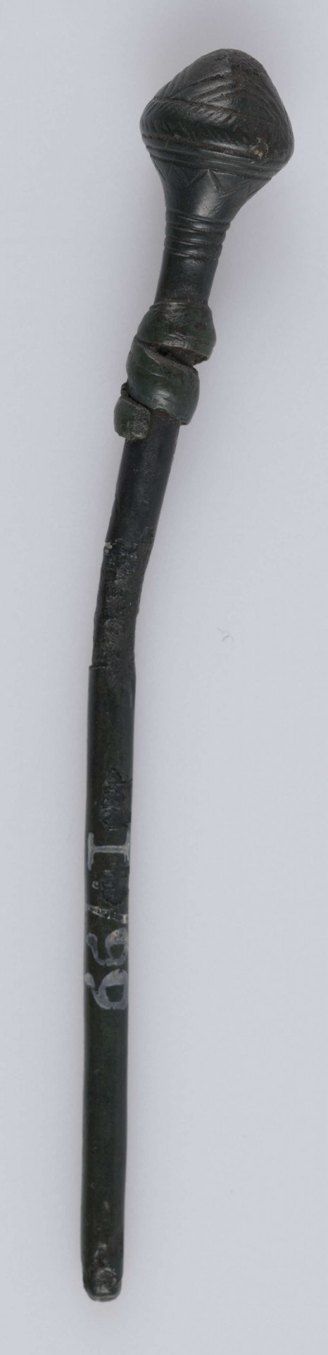 147/A/ML - szpila brązowa; główka w kształcie stożkowatym, zdobiona