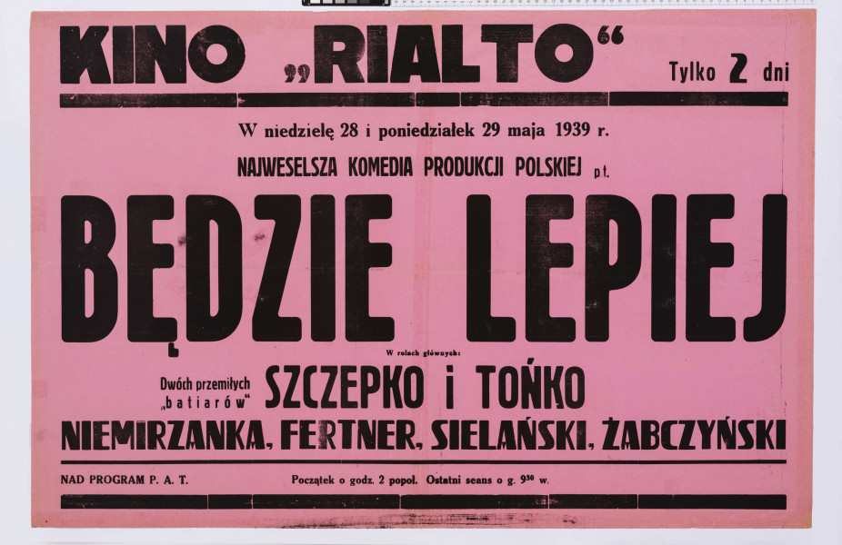 Na różowym papierze w prostokątnym formacie druk zróżnicowanej wielkości czcionką. Afisz promujący dwudniową projekcję komedii produkcji polskiej 