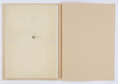 Rękopis tekstu Józefa Czechowicza. Składa się z siedmiu kart papieru czerpanego ze znakiem wodnym „Papier á Lettres Mirkow” (tzw. „mirkowskiego”) o wymiarze 30 x 21,5 cm ze stroną tytułową. Rękopis zapisany jest piórem, natomiast tytuł, rok powstania „1934” oraz podpis Czechowicza w postaci charakterystycznych inicjałów „JC” na karcie tytułowej – czerwoną kredką. Paginacja nie obejmuje pierwszej karty (w prawym górnym rogu widoczna jest tylko napisana ołówkiem cyfra „I”). Brakuje numeru strony na drugiej karcie, na której zaczyna się właściwy tekst. Na trzeciej karcie w prawym górnym rogu piórem (najprawdopodobniej ręką Czechowicza) napisana jest cyfra „2”; numery pozostałych stron, również w prawych górnych rogach, napisane są ołówkiem innym charakterem pisma. Na ostatniej karcie ukośnie, pod tekstem kończącego utwór fragmentu prozatorskiego, znajduje się drugi dłuższy podpis Czechowicza napisany piórem (Józef Czech.). Rękopis został poddany konserwacji, podklejono naddarte rogi oraz zgięcia w połowie kart. Wszystkie karty są obecnie połączone w jedną całość. Tekst zapisany jest z dużym marginesem z lewej strony, gdzie Czechowicz umieścił wskazówki (podkreślone czerwoną lub zieloną kredką) dotyczące realizacji 