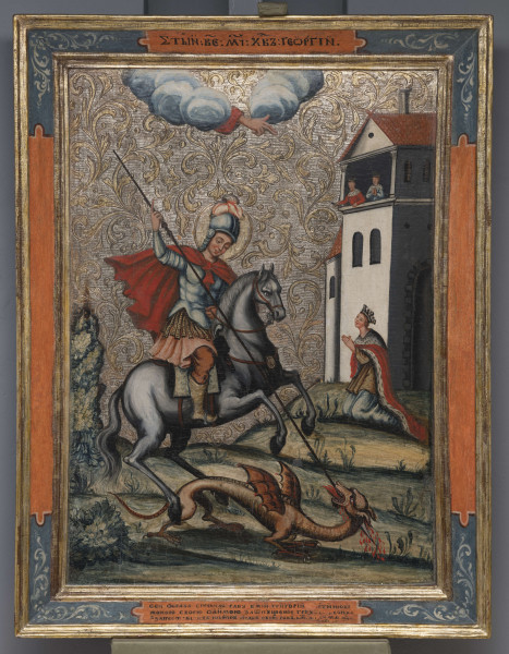 S/Mal/541/ML - Ikona przedstawia św. Jerzego Męczennika zabijającego smoka. Święty ukazany jest jako konny rycerz: ubrany jest w łososiową tunikę, stalowo-błękitny pancerz z jasnymi pteryges (pasy), brązowe spodnie wpuszczone w szare buty z wysokimi cholewami oraz czerwoną pelerynę. Na otoczonej złotym nimbem głowie ma stalowo-błękitny hełm z jasnoróżowym pióropuszem. Zasiada na siwym koniu, wspiętym na tylnych nogach. Wierzchowiec ma brązową uprząż ze złotym medalionem na piersi. Święty Jerzy lewą dłonią ściąga cugle, w prawej, wzniesionej trzyma długą lancę ze strzemiączkiem, której grotem przebija gardło smoka, wijącego się pod końskimi kopytami. Smok przedstawiony został jako żółtawy wężowaty stwór z błoniastymi skrzydłami, z długą, pokrytą łuskami szyją, ptasimi łapami i ogonem. W tyle po prawej klęczy księżniczka, która wedle legendy przeznaczona była na ofiarę dla smoka i została uratowana przez świętego. Ubrana jest w błękitną suknię, ziemistą tunikę i czerwony płaszcz obszyty futrem, na głowie ma koronę. Dłonie trzyma złożone, spogląda ku górze, gdzie spośród kręgu obłoków wychyla się błogosławiąca dłoń w czerwonym rękawie - Manus Dei. Za postacią księżniczki widoczne są zabudowania miejskie. W loggii widoczna jest para królewska, z koronami na głowach: królowa ma złożone dłonie, ubrana jest w błękitną szatę obszytą gronostajami, król ma szatę czerwoną, również z gronostajami, w prawej wyciągniętej dłoni trzyma klucz. Tło do wysokości zabudowań wypełnia pofałdowany krajobraz ze schematycznie ukazaną roślinnością; powyżej zdobione jest rytym ornamentem roślinnym i chwiejakowaniem oraz jest srebrzone ze śladami złotego lakieru. Całość ujęta jest w rozglifioną, profilowaną ramę na której umieszczono cyrylickie napisy: podpis przedstawienia i inskrypcję fundacyjną. Ikona wzmocniona jest dwiema szpongami wsuwanymi jednostronnie, łączenia 