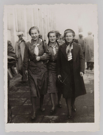 ML/MART/951 - Fotografia Wandy Wojtasik w mundurze harcerskim z koleżankami (z prawej W. Bielska, z lewej K. Kraman, także w mundurku harcerskim) na spacerze.