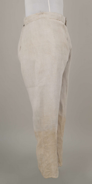 E/17371/ML - Spodnie lniane, szyte maszynowo. Pasek szer. 3,5 cm, dł. 96 cm, dł. rozporka 15 cm. Zapinane na guzik. 