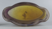 S/CS/1385/ML - Żardiniera ze szkła grubościennego, bezbarwnego, matowanego, podbarwianego żółtym i liliowym pudrem; na niskiej spiczasto-owalnej podstawie korpus o ściankach pionowo sfalowanych, u dołu lekko zaokrąglony, górna krawędź ścięta. Korpus pokryty warstwą liliową, w niej trawiony wzór roslinny: gałązka fuksji z kwiatami, przy dnie dookoła  pasmo liliowe o nieregularnym wykroju.
 