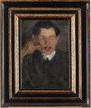 Obraz przedstawia portret męski - postać ujęta w popiersiu z głową wspartą na prawej dłoni, przedstawiona en face. Mężczyzna ubrany jest w białą koszulę, ciemny krawat i ciemny garnitur. Twarz szczupła, pociągła, cera śniada, oczy niebieskie, brwi zarysowane wydatnym łukiem, nos prosty, usta pełne, nad nimi cienkie, krótkie wąsy. Włosy czarne delikatnie falowane nad czołem. Tło obrazu w kolorystyce szarości i zieleni.