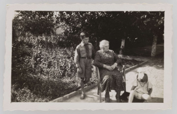 ML/MART/1513 - Fotografia Jerzego Lewińskiego (z lewej) w mundurku harcerskim, w środku starsza kobieta siedząca na fotelu, po prawej siedząca dziewczynka. Fotografia zrobiona w ogrodzie na tyłach domu.