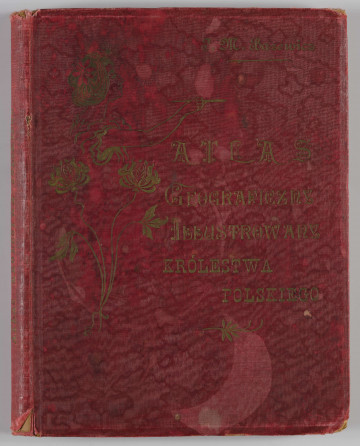ML/H/650 - Okładka twarda, obklejona czerwonym płótnem, z wytłoczonym na złoto tytułem i ozdobami. Po lewej stronie popiersie kobiety bokiem, z wyciągniętą ręką trzymającą pędzel, poniżej kwiaty. W lewej części autor i tytuł, poniżej ozdobnik roślinny. Strona tytułowa przedstawia dwóch mężczyzn pochylonych nad mapą, w tle pejzaż wiejski z zamkiem na wzgórzu. Tytuł atlasu w wydzielonym, prostokątnym polu. Następna strona zawiera skorowidz i obiaśnienie znaków. Pierwsza z map to Mapa Ogólna Królestwa Polskiego z podziałem na gubernie i powiaty, następne to mapy powiatów. Na każdej stronie z mapą znajduja sie barwne grafiki z przedstawieniem zabytkowych budowli, typów ludowych, ruin, pejzaży. Do Atlasu dołączona luzem Mapa Guberni Lubelskiej, granice powiatu i wypełnienie błekitne.