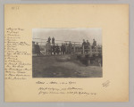 ML/H/F/26/1 - Fotografia grupowa kierowników robót fortyfikacyjnych, stojących na moście, podpisana. Naklejona na kremową tekturę z wytłoczoną ramką. Po lewej stronie odręcznie spis osób.
