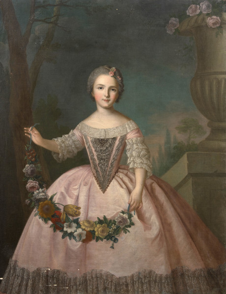 Portret Ludwiki, córki Ludwika XV. Dziewczynka ubrana jest według mody francuskiej, w suknię z krynoliną obficie dekorowaną koronkami zakrywającymi całkowicie stanik i krótkie rękawy. Pudrowane włosy udekorowane są kwiatkami i perłami. Na twarzy maluje się beztroski uśmiech. Dziecko z gracją przytrzymuje girlandę splecioną z różnokolorowych kwiatów. W tle po lewej drzewo, a po przeciwnej waza z pnącą różą.