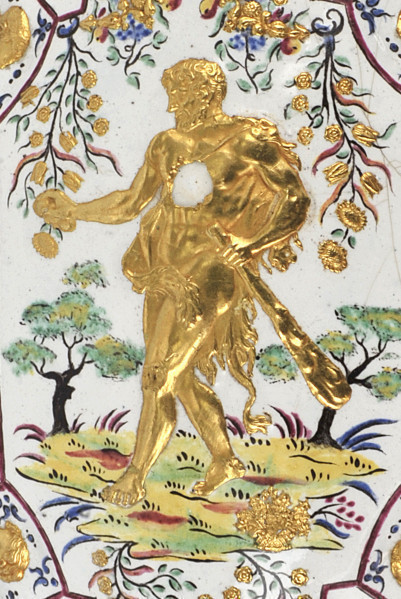 detal plakiety - postać Herkulesa z maczugą, centralna część, złoty Herkules z maczugą, niosący jabłka na tle ogrodu i drzew.