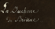 fragment lica obrazu - napis kursywą białą farbą: La Duchesse de Brissae. Tło ciemne.
