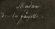 Fragment lica obrazu - napis białą farbą, kursywą: Madame de La Fayette. Tło ciemno-brązowe.