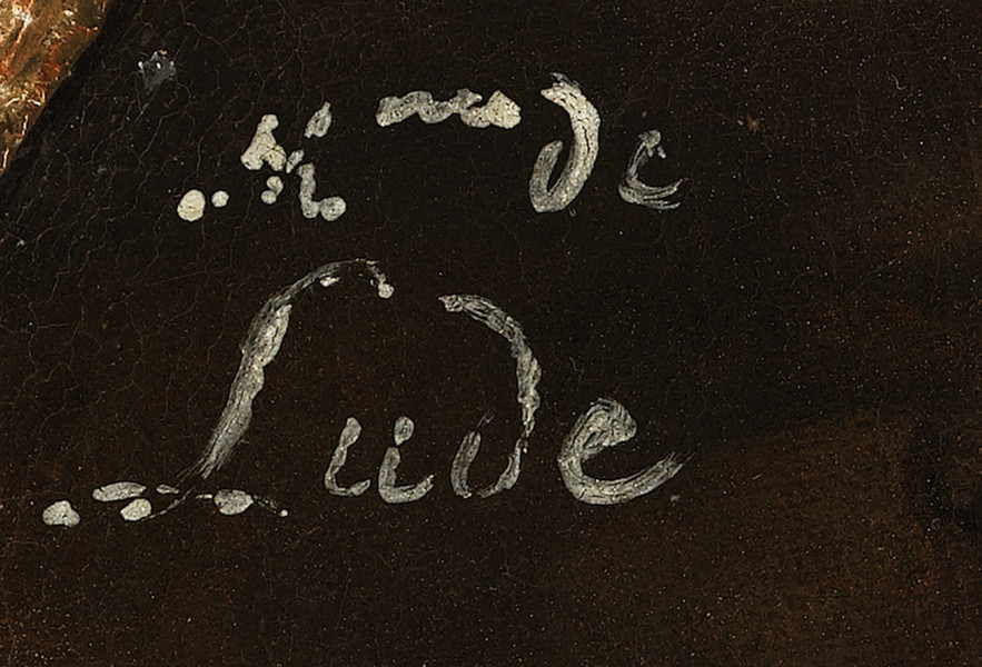 Fragment lica obrazu - napis kursywą białą farbą: Mde de Lude. Tło czarne.