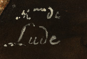 Fragment lica obrazu - napis kursywą białą farbą: Mde de Lude. Tło czarne.