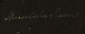 Fragment lica obrazu - napis białą farbą kursywą: Madame de la Sablliere. Tło ciemnobrązowe.