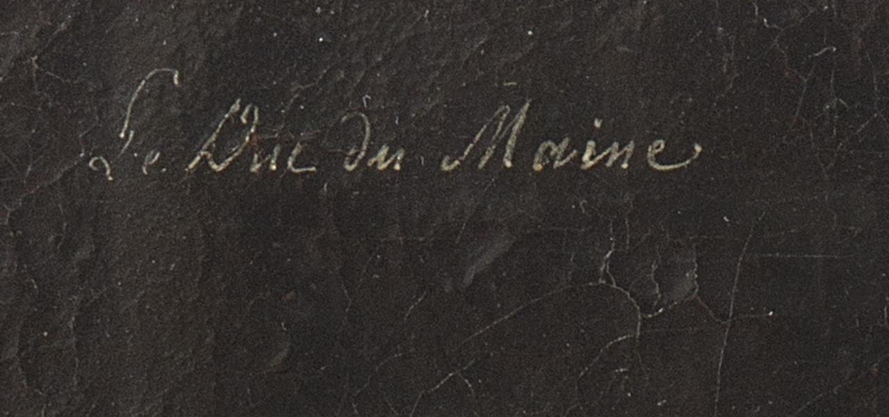 fragment lica obrazu - napis kursywą białą farbą: Duc du Maine. Odręczny napis na ciemnym i spękanym tle.