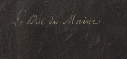 fragment lica obrazu - napis kursywą białą farbą: Duc du Maine. Odręczny napis na ciemnym i spękanym tle.