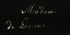 Fragment lica obrazu - napis kursywą białą farbą: Madame de Lionne. Tło czarne.