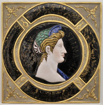 awers - popiersie cesarzowej Faustyny z prawego profilu na czarnym okrągłym tle wokół napis DIVO FAUSTINA. Oprawa w narożnikach złota z ornamentem. Wokół środka cztery części koła emaliowane ze złotą dekoracją.