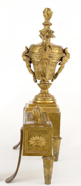 strona czwarta. Na pierwszym planie prostopadłościenna podpora dla drew, ozdobiona przy krawędzi niewielką sterczyną w formie płomienia. Na drugim planie wysoka bogato rzeźbiona sterczyna przednia w formie wazy zwieńczonej płomieniem.