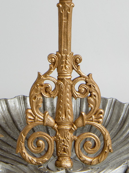 Ornament u nasady trzonu - ujęcie z tyłu. Widoczne zwoje z wici akantowej. Na drugim planie podstawa w kształcie muszli.