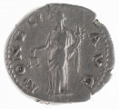 Av.: Popiersie cesarza z odkrytą głową w prawo. W otoku, od lewej: HADRIANVS AVG COS III P P
Rv. Moneta stojąca w lewo, trzymająca róg obfitości i wagę. W otoku, od lewej: MONETA AVG
