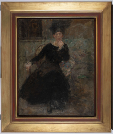 Całopostaciowy portret kobiety w czerni.