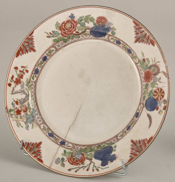 Talerz deserowy, zdobiony motywem roślinnym, kwiatowym i geometrycznym w kolorze zielonym, czerwonym, niebieskim i złotymTalerz deserowy, zdobiony motywem roślinnym, kwiatowym i geometrycznym w kolorze zielonym, czerwonym, niebieskim i złotym