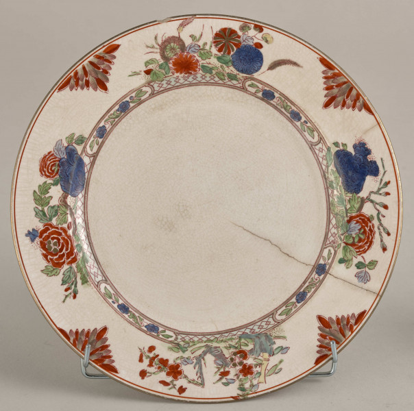 Talerz deserowy, zdobiony motywem roślinnym, kwiatowym i geometrycznym w kolorze zielonym, czerwonym, niebieskim i złotym