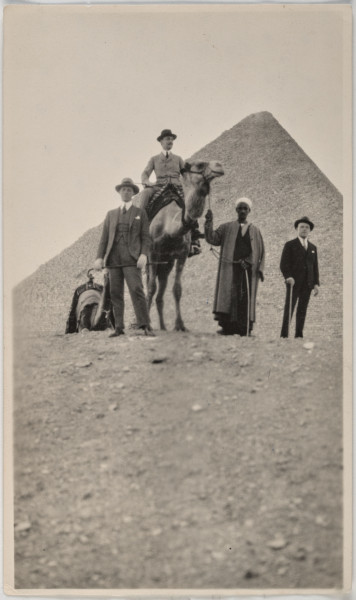 Fotografia - Alfred Antoni Potocki, Jerzy Antoni Potocki i Adam Zamoyski. Stoją przed piramidą w Egipcie