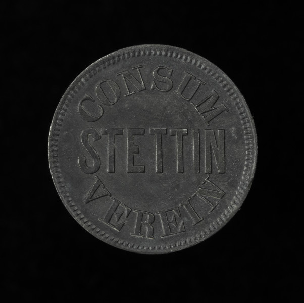 10 srebrnych groszy - awers; Okrągła moneta o gładkim rancie. Awers: w ząbkowej obwódce poziomy napis STETTIN, powyżej po łuku napis CONSUM, a poniżej po łuku VEREIN.