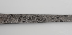 Miecz dwuręczny typu XVII (Oakeshott) - detal; Widoczne ubytki korozyjne na fragmencie żelaznego miecza.