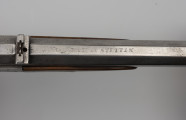 Pistolet odtylcowy z zamkiem kapiszonowym - detal; Widok fragmentu lufy. Grawerowana sygnatura A. TANK IN STETTIN