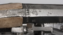 Puffer (pistolet z zamkiem kołowym) - detal; W części dennej poprzeczne nacięcia i wzdłużne, krótkie karbowania, przed nimi wybite litery H i R, a między nimi lew trzymający strzałę.
