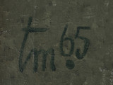 Kobiety paleolityczne - detal; ujęcie sygnatury autora znajdującej się u dołu obrazu. Na ciemnozielonym tle czarny napis tm.65