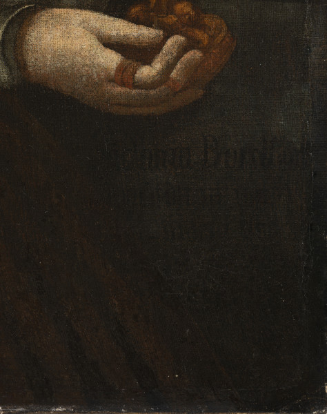 Podwójny portert Sydonii von Bork jako młodej i starej kobiety - ujęcie 3/4; Widok dłoni trzymającej fragment przedmiotu. Pod dłonią napis zamalowany ale widoczny spod farby.