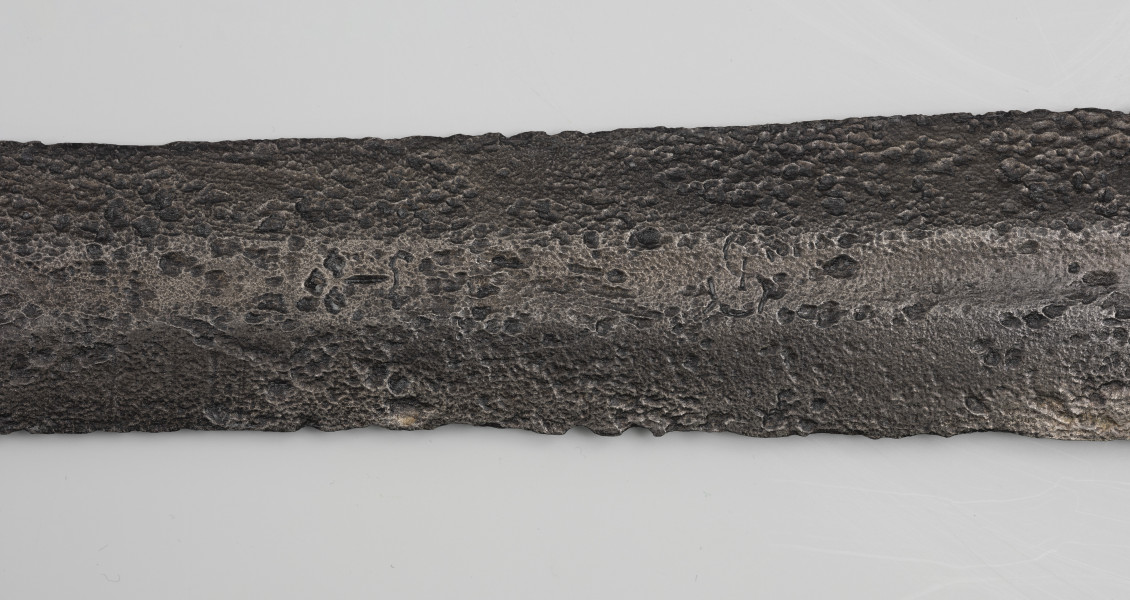 Miecz dwuręczny typu XVII (Oakeshott) - detal; Fragment głowni żelaznego, srebrnego miecza.