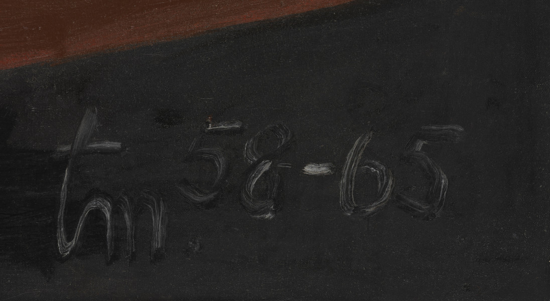 Obrona Warszawy - detal; Fragment obrazu prawego dolnego rogu. Na czarno bordowym tle białą farbą napis tm. 58-65