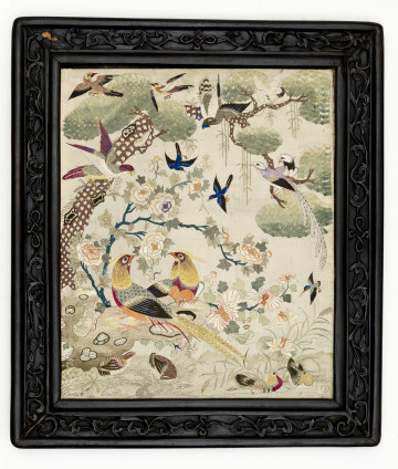 W drewnianej, rzeźbionej ramie na jedwabiu haftowane ptaki i kwiaty.