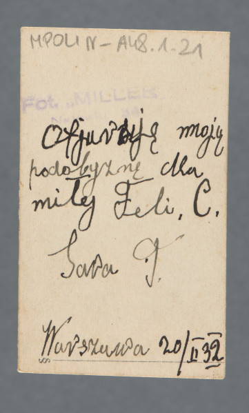 Fotografia Sary Tenenbaum w białej koszuli z wyłożonym na czarną bluzkę (?) małym kołnierzykiem i z naszyjnikiem na szyi. Popiersie, głowa w trzech czwartych, nieco pochylona, nie uśmiecha się. Krawędzie proste, białe marginesy przy krawędziach, u dołu największy; krawędzie zdjęcia nieco skośnie wobec krawędzi odbitki. Z dedykacji (zob. uwagi dot. napisów) można wywnioskować, że pierwotnie zdjęcie ofiarowane zostało Feli Cytrynównie.