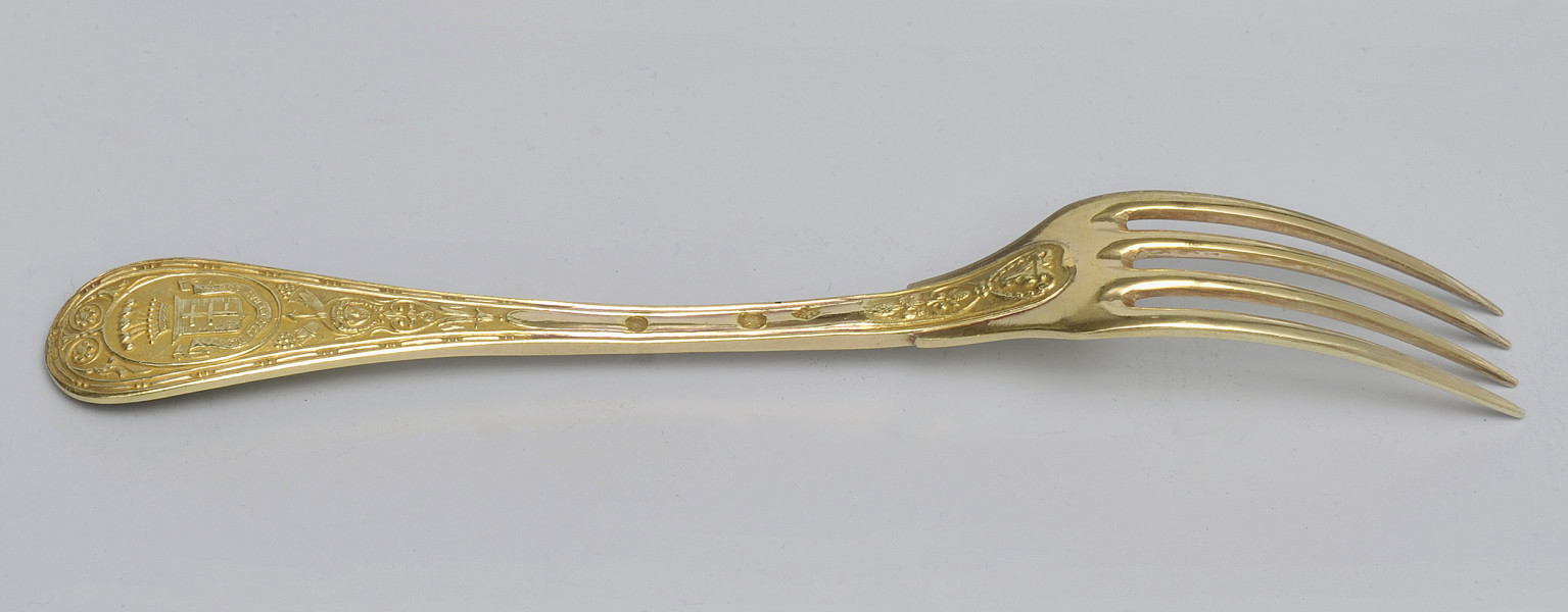 ujęcie 3/4 – od strony rewersu. Ujęcie z zębiskami po prawej stronie. W środkowej części rączki trzy punce.